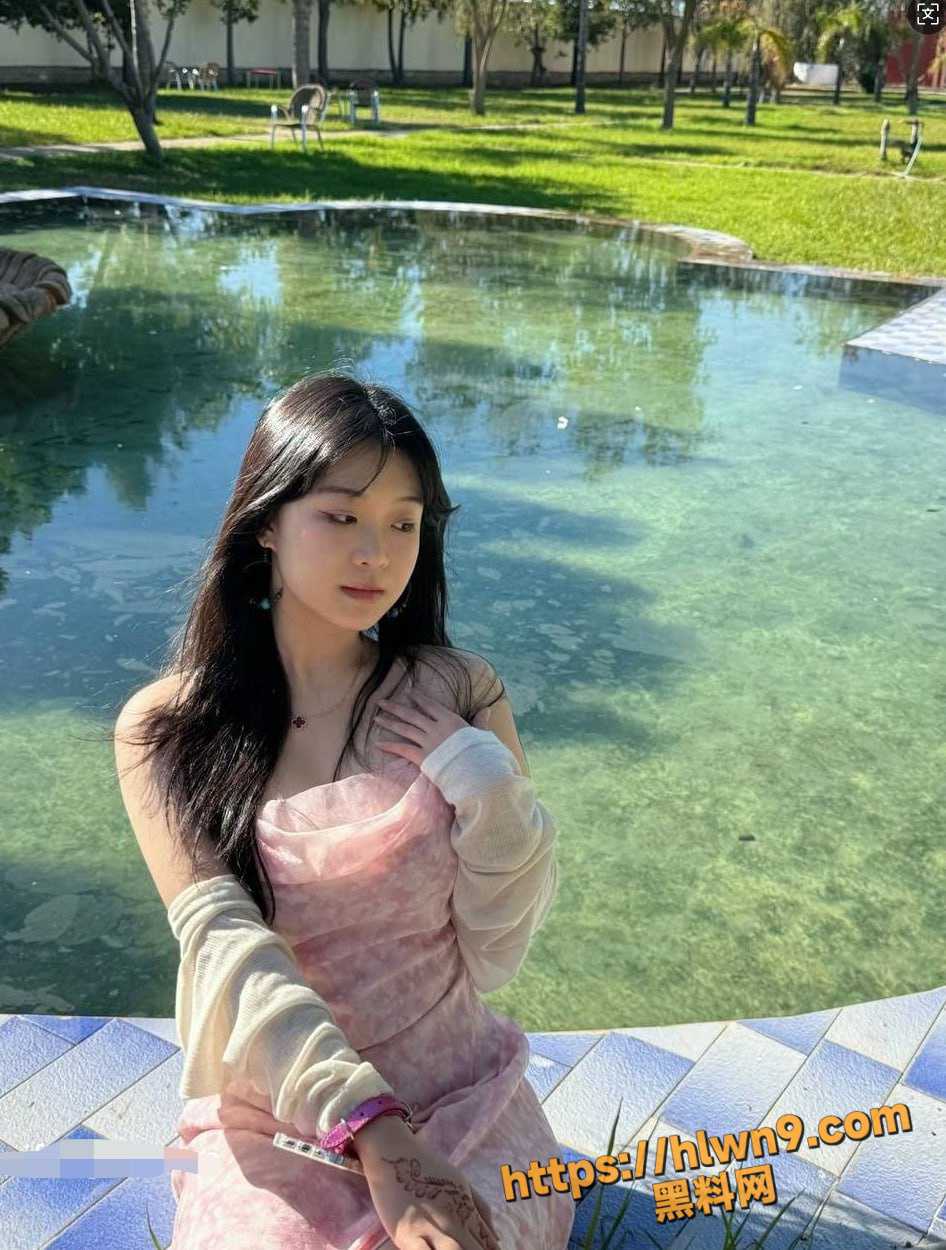 瓜友投稿！极品嫩妹私密视频流出 没想到是三人行 还是两男的一起舔玉足 玩的这么变态吗？