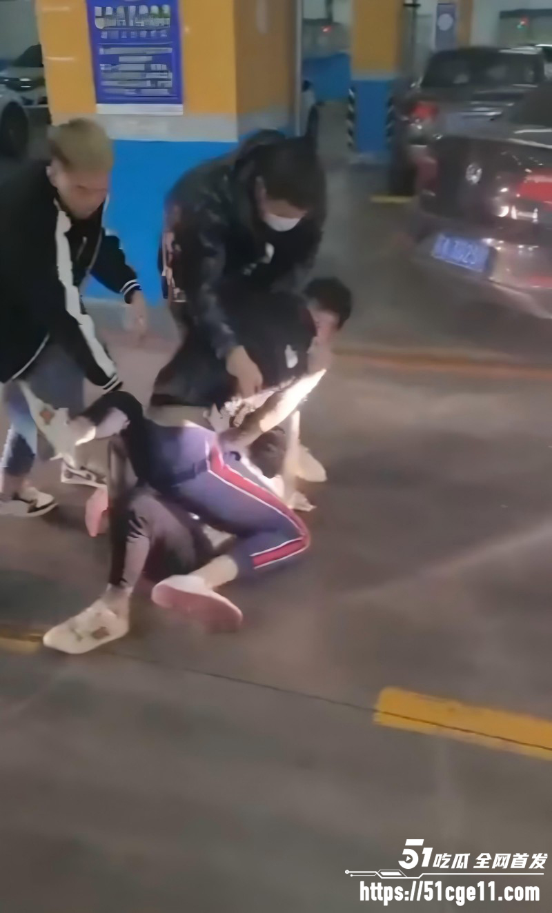 精神小伙地下车库挑衅被暴揍06