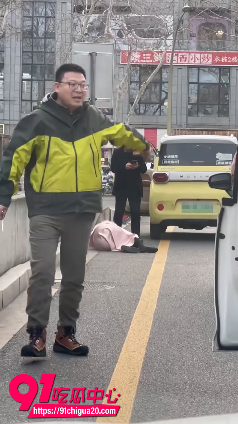 江苏扬州男司机和女司机发生剐蹭后扇了女的一巴掌4