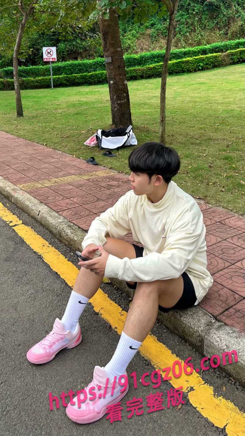 大一男孩暑假兼职卖淫 年纪轻轻就开始找到发财之道 同志们对小伙爱不释手!