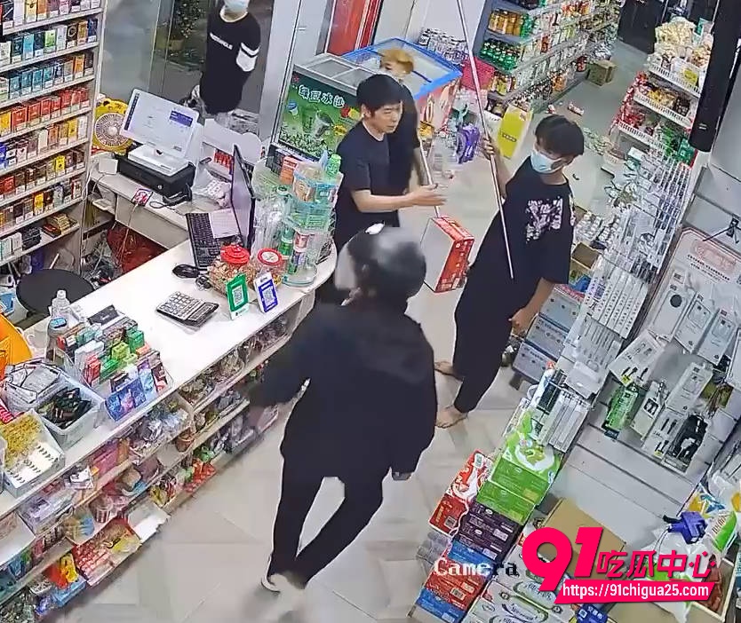 精神小伙深夜超市为护对象惨被七刀7 精神小伙深夜超市为护对象惨被七刀7