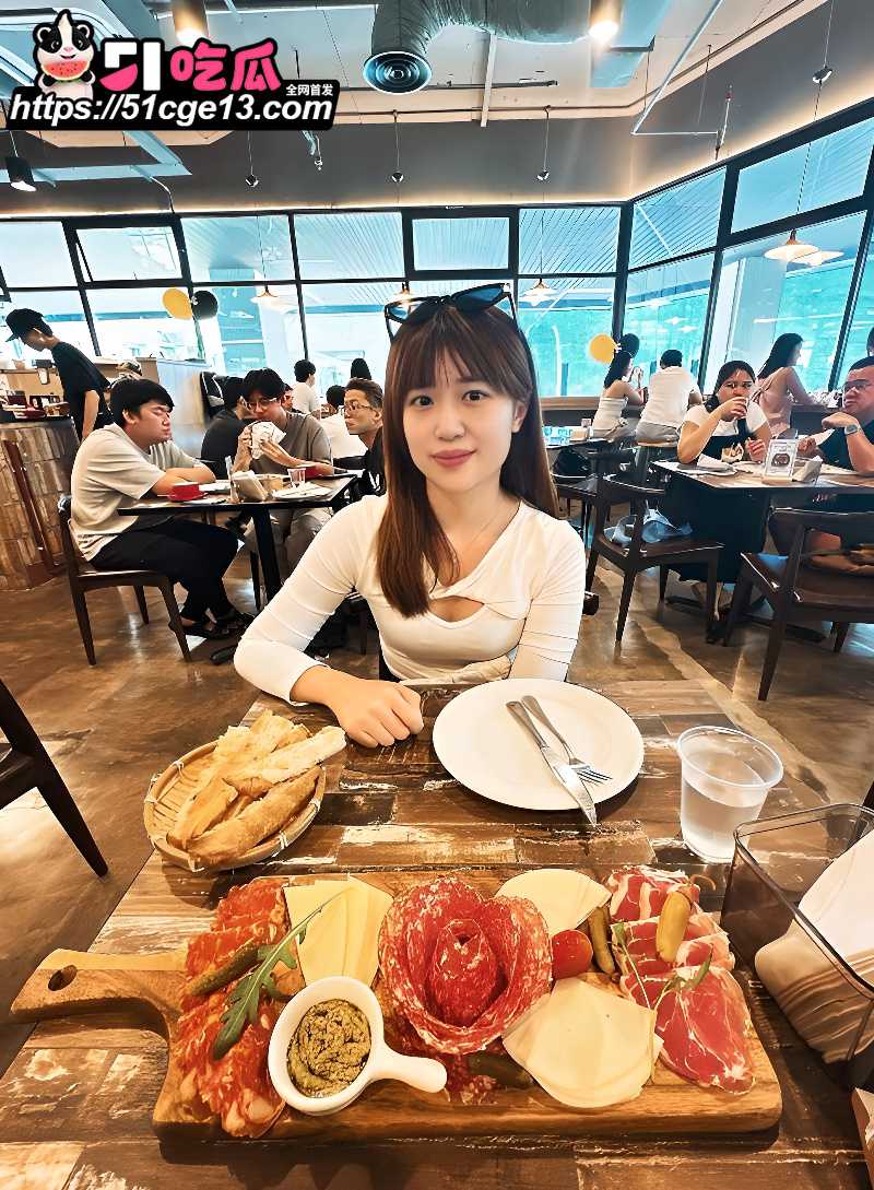 高颜药剂师 EshanWong 性爱视频流出 酒店露脸自拍后入打桩 镜前害羞浪叫超爽