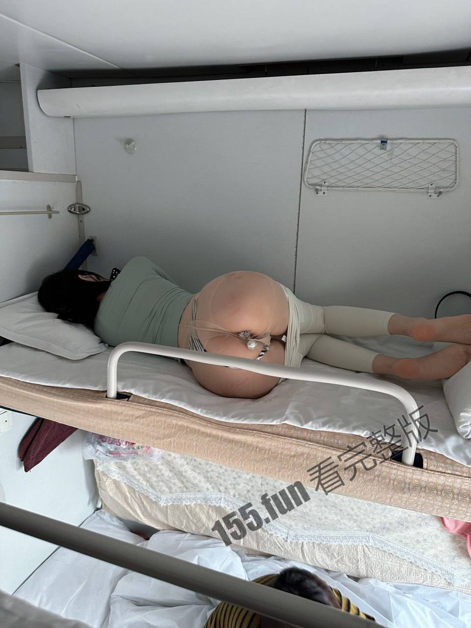 近期爆火  健身女神 脸红Dearie 火车露出 丝毫不顾忌车厢内其他人