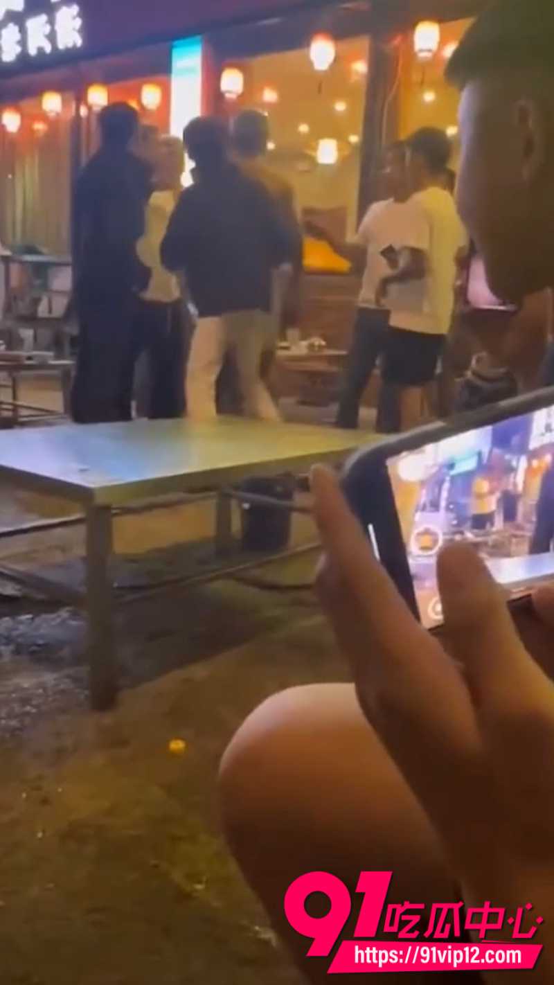 抖音24W粉丝男网红副官烧烤事件现场画面5