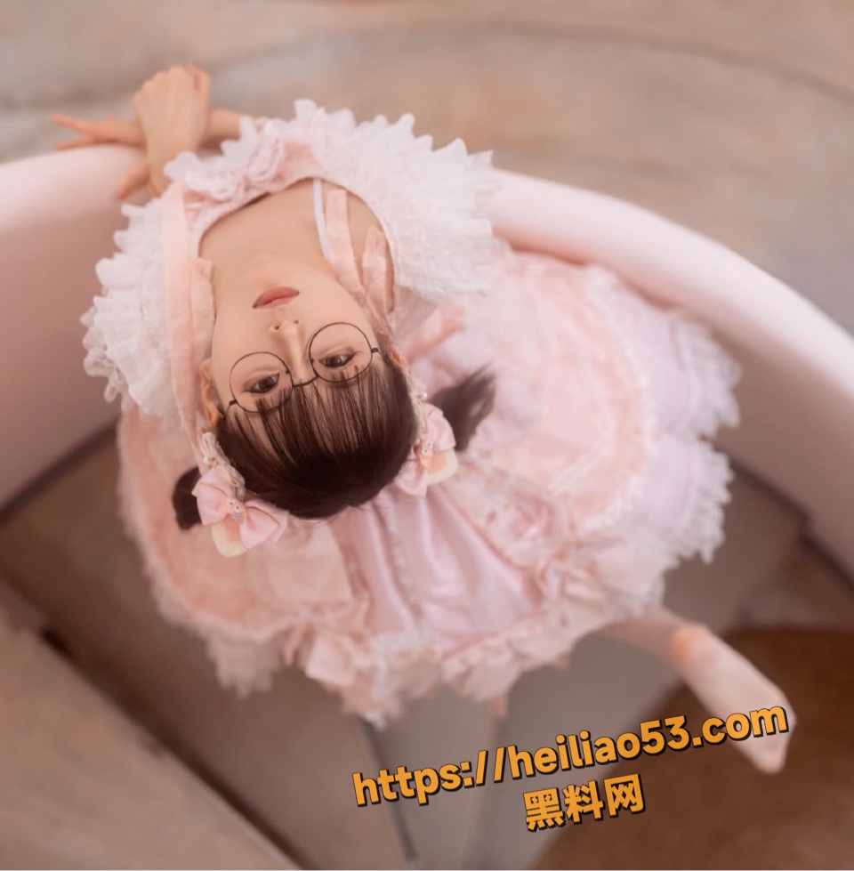 极品萝莉幼水铃衣最新福利写真纪录片 要漏不漏的诱惑最上头！