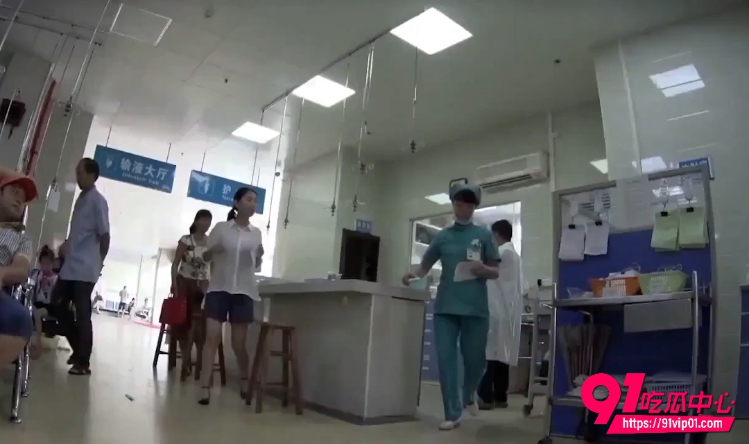 三甲医院注射室实习护士偷拍 眼镜妹翘臀打针男友陪同 短裙美女屁股被针扎扭动很性感！