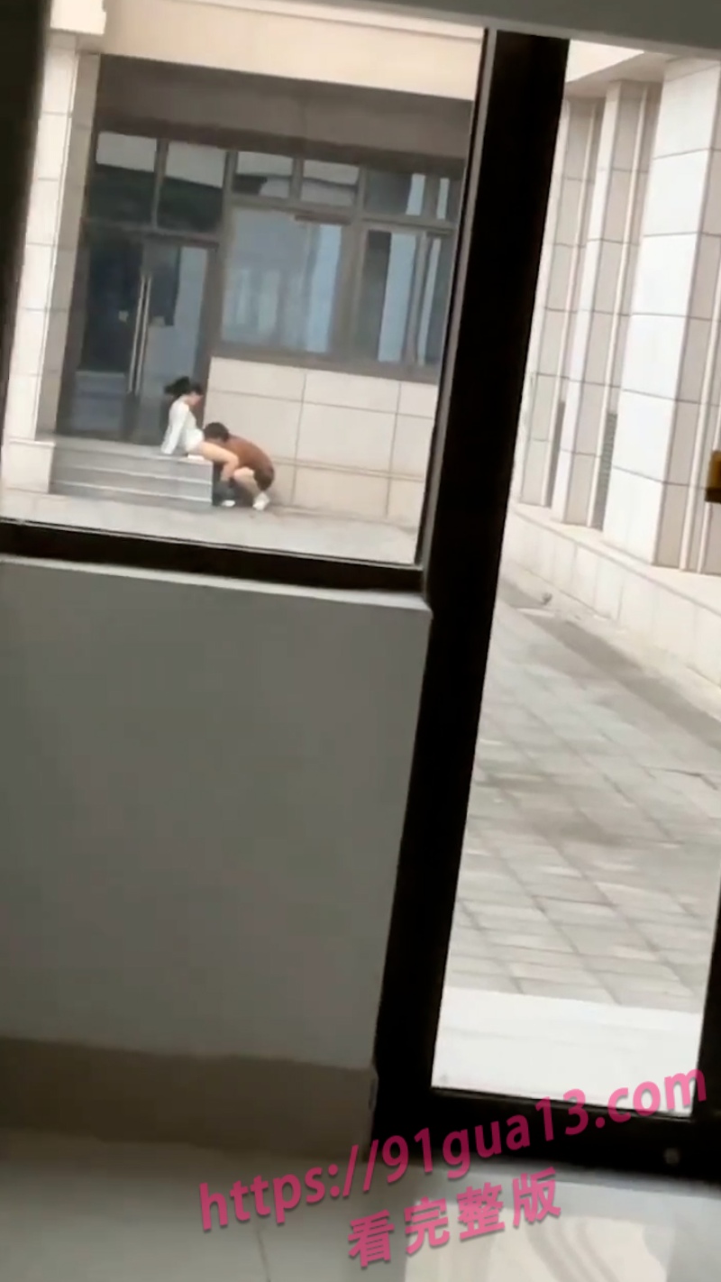 江苏师范大学科文学院教学楼阳台 惊现男女学生露天野战 配图5