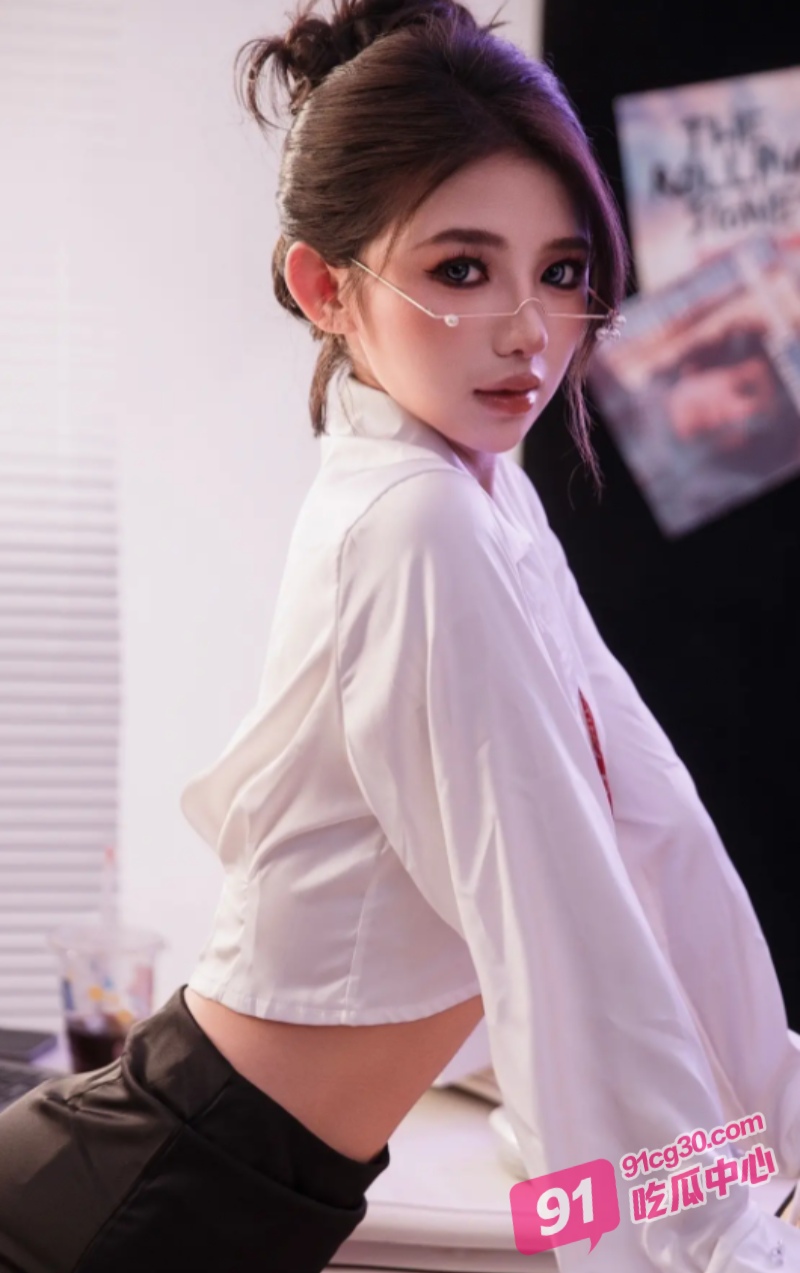 叮！您的骚秘书上班打卡成功！极品女秘书被老板当成“班”上 办公桌上激情play！ 配图
