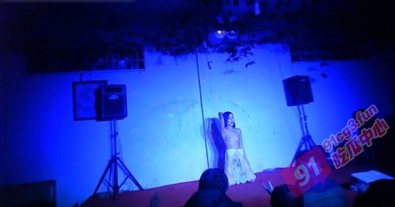 情色歌舞团~冒险潜入南充歌舞团小剧场 偷拍模特脱衣舞表演 观众起哄让大哥给高颜值模特舔逼~