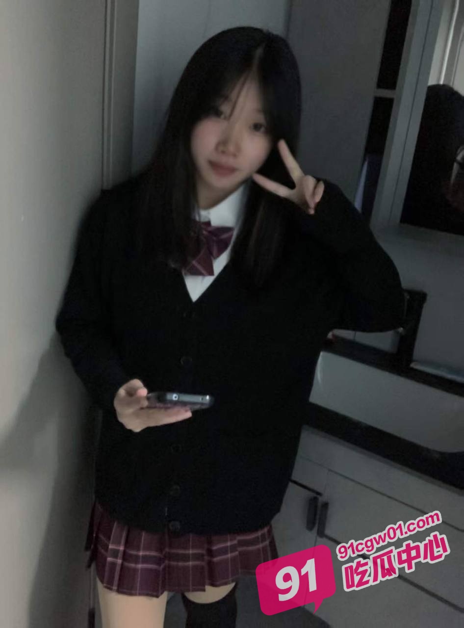 鱼哥偷拍学生妹精选！专爱黄毛辣妹大学生的鱼哥差点把嫩妹的黄体操裂！ 配图3