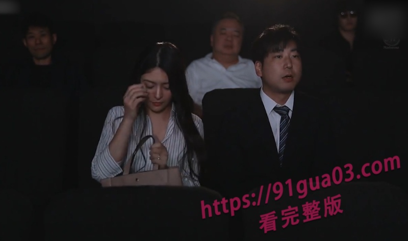 深夜撸片推荐：性感人妻观影时被群男强势玩弄 精液轮灌被玩坏了 配图