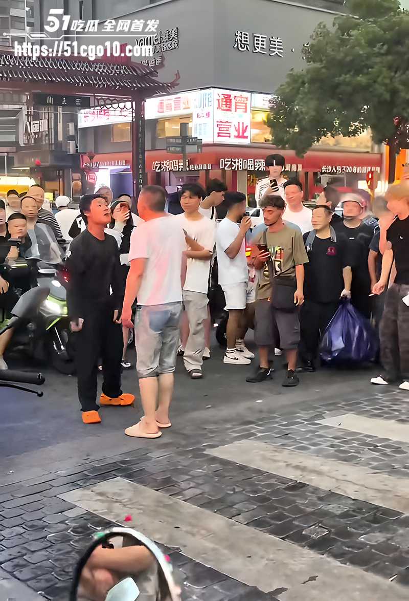 两男子当街吵架吐口水 3 拷贝 两男子当街吵架吐口水 3 拷贝