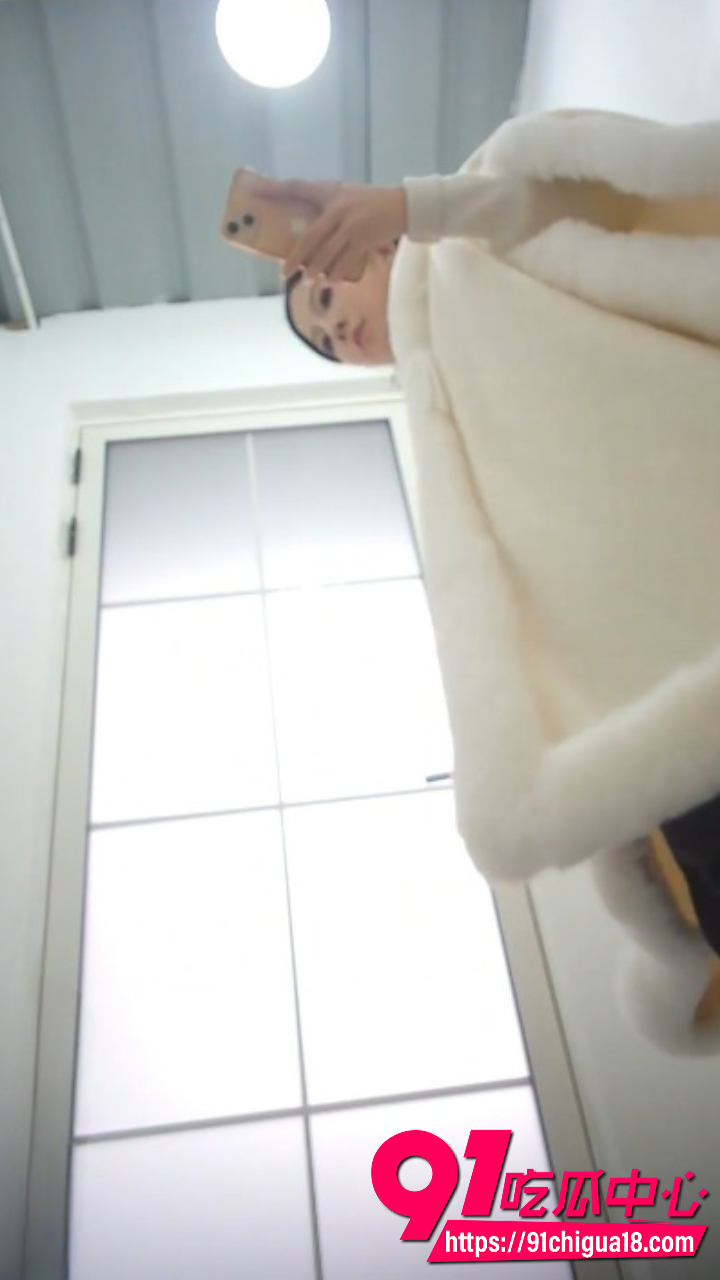 景区简易女厕高清偷拍美女尿尿1