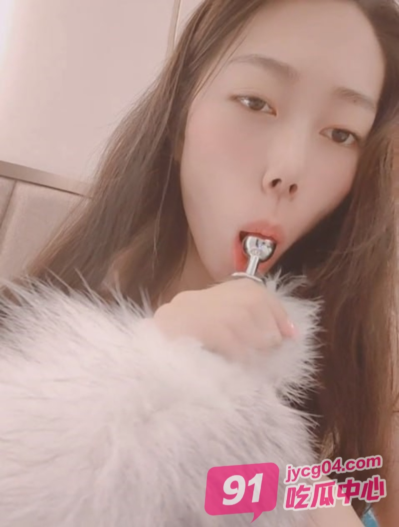 女大学生裸聊不雅片外泄！白虎+后庭双玩法 画面火辣撩人！ 配图