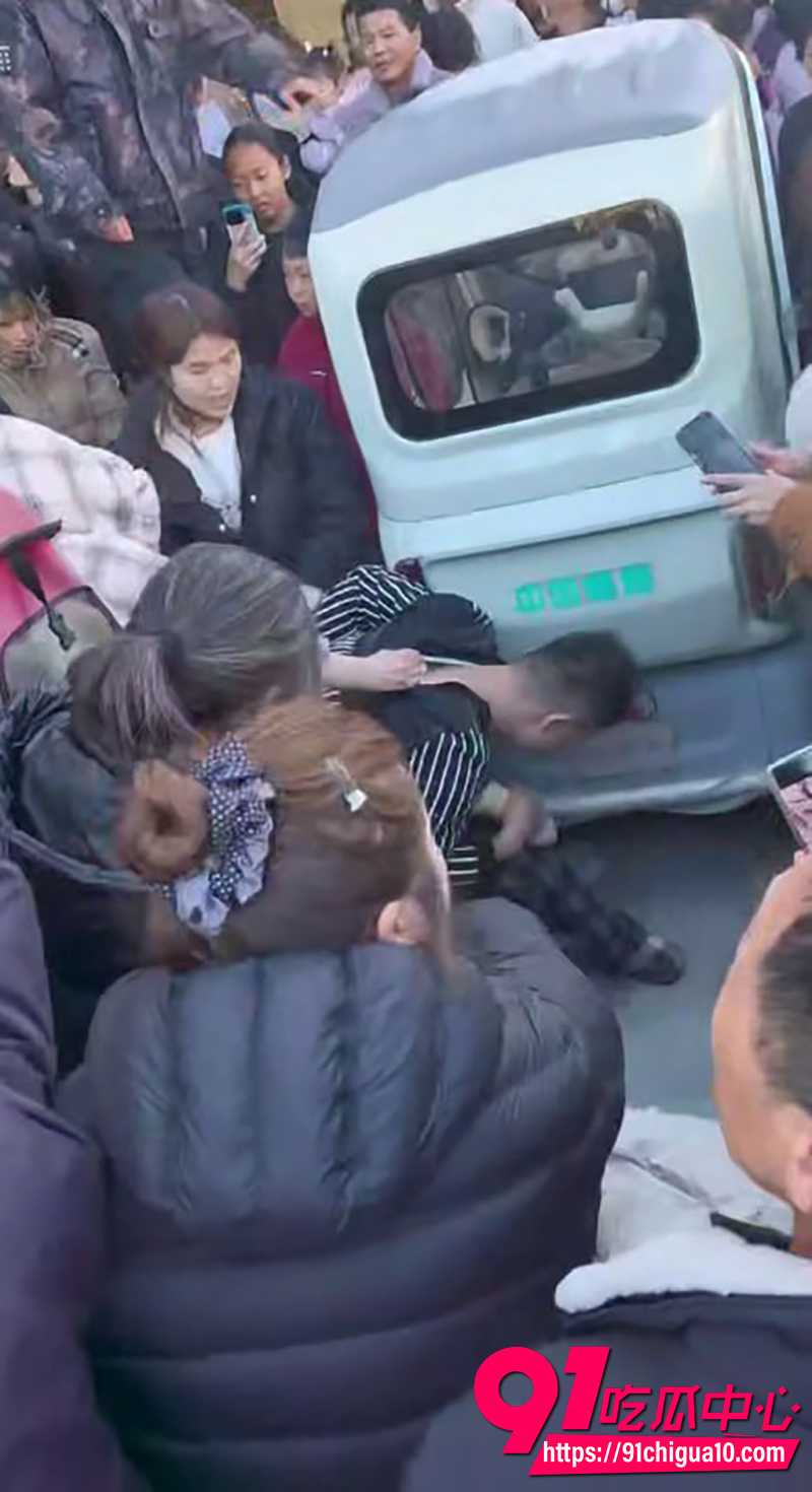 新年第一抓 安徽蚌埠义乌商贸城抓小三 妻子当众撕扯第三者 围观群众手机狂拍！