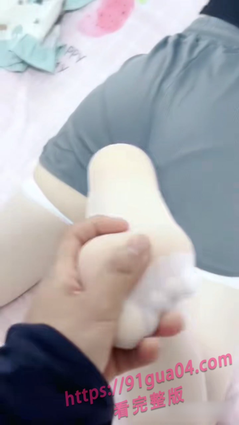 兄妹乱伦 妹妹身穿白丝勾引哥哥 激情后入场面刺激!