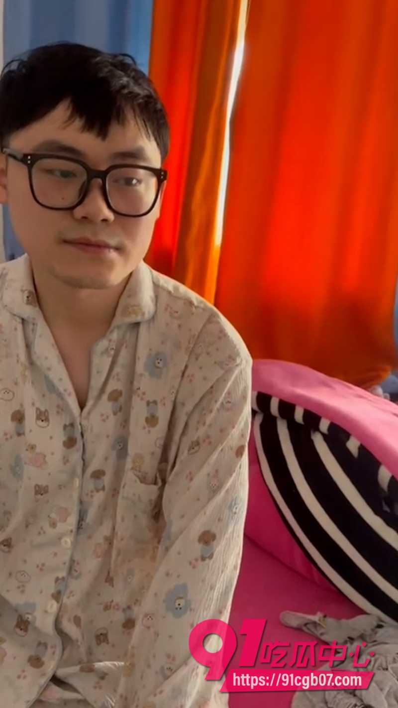 捉奸现实版老婆藏奸夫阳台被抓包5