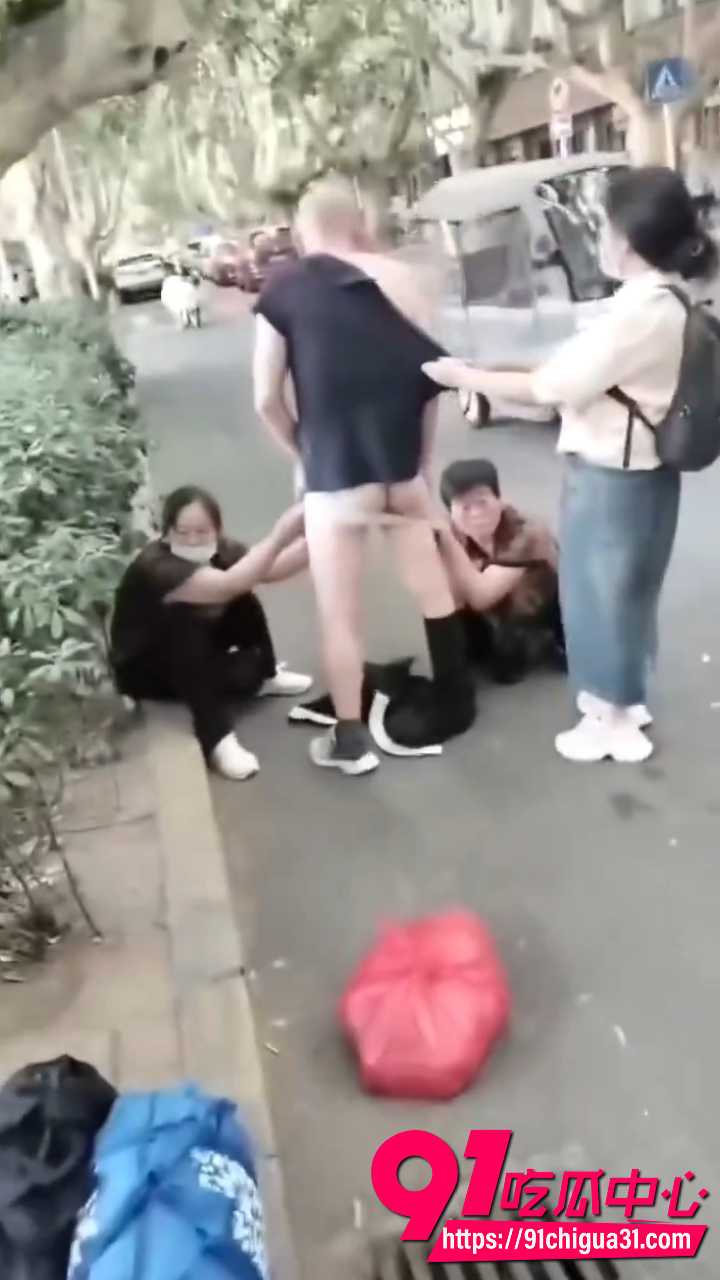 三个女干部街头围住上访老头6 三个女干部街头围住上访老头6