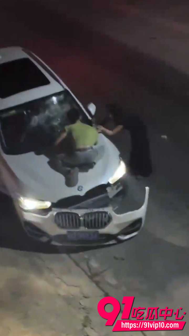 广东黑衣女疑与宝马男出轨 丈夫当街怒砸车窗 冲动动手恐判刑 最新街头抓奸资源完整曝光