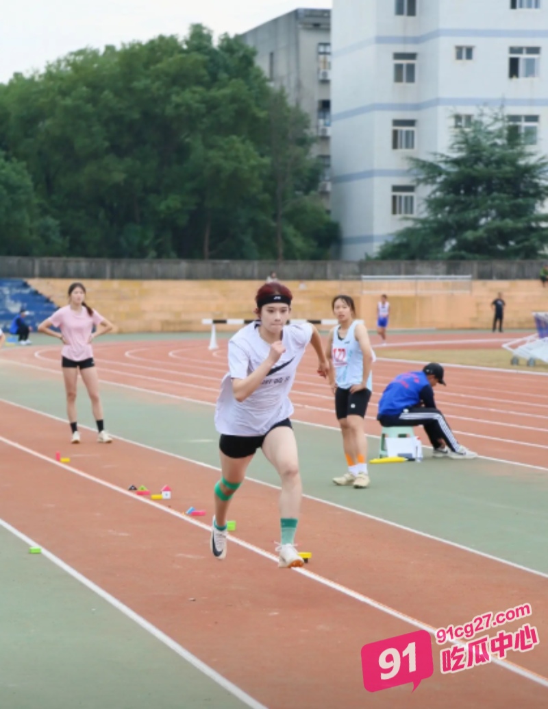 体育生美女公厕约炮 被偷拍现场流出 不愧是体育生啊! 配图2
