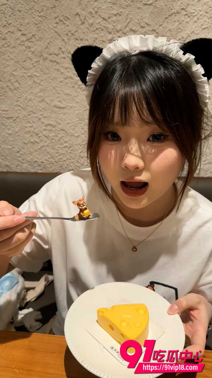 内蒙古微胖美妆少女童晓杏 私下却拥有丰满蜜桃臀和顶级身材 无套后入时弹性十足啪啪声响亮