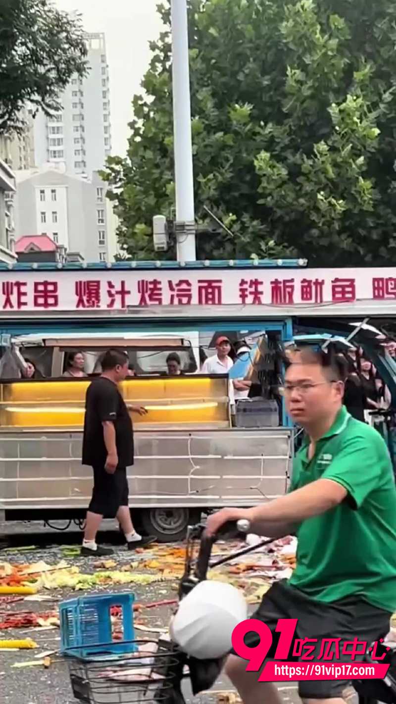 迎泰新城夜市炸串摊老板夫妇吵架 2 迎泰新城夜市炸串摊老板夫妇吵架 2