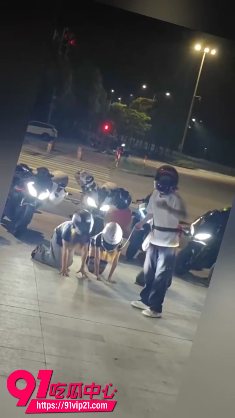 重庆街头调教热门吃瓜事件纹身机车少女被拴上狗链拉去户外调教跪地爬行完成主人的任务4