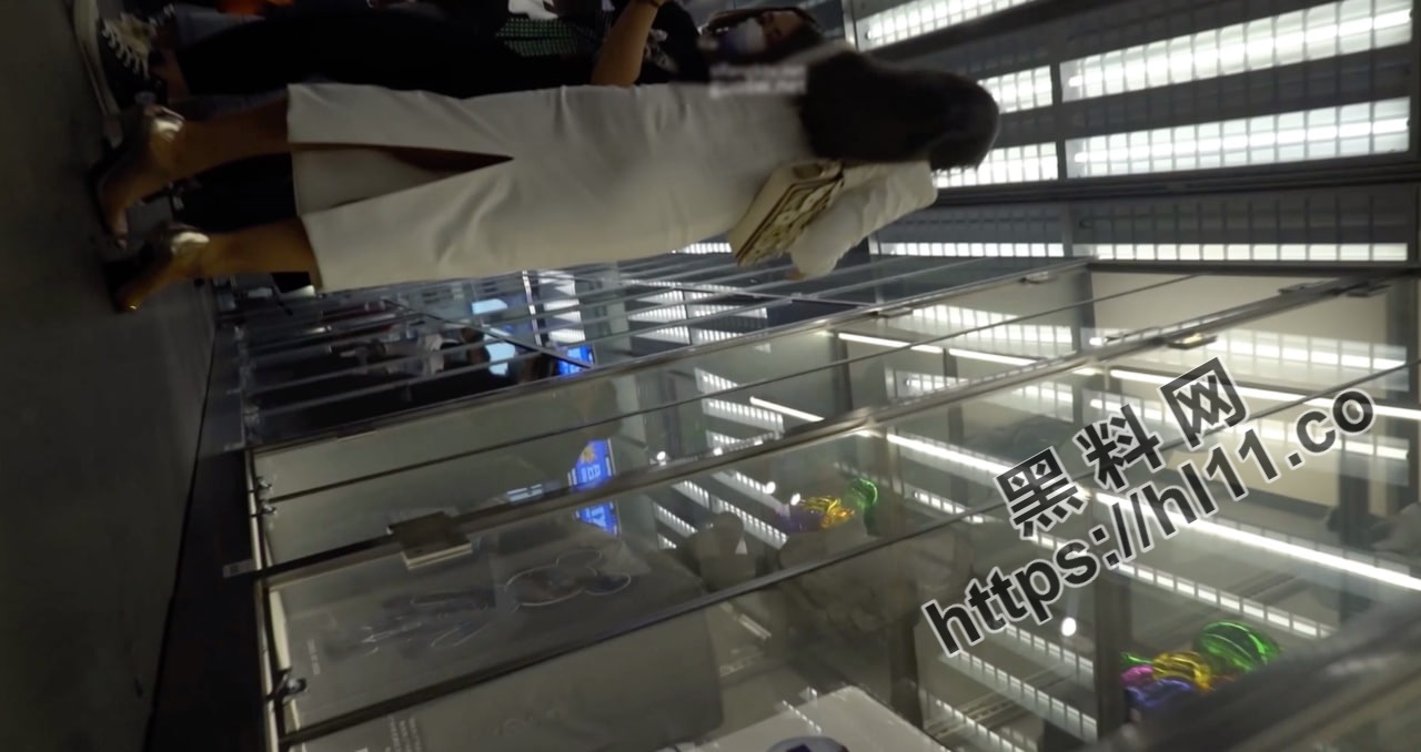 街头抄底战神回归流出大合集！各种不穿内裤的美女尽显眼前！