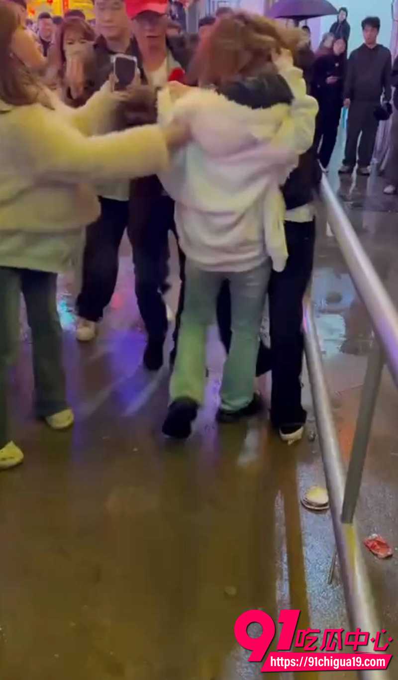 四川成都两女当街撕逼 1 四川成都两女当街撕逼 1
