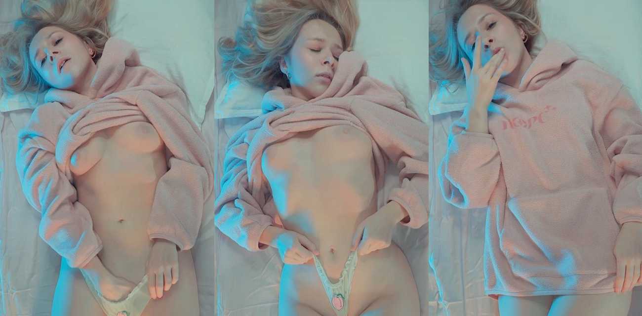 欧美福利姬CreamySpot 性感美女上演自摸诱惑 自慰指交快感爆棚 火辣挑逗让人欲罢不能！