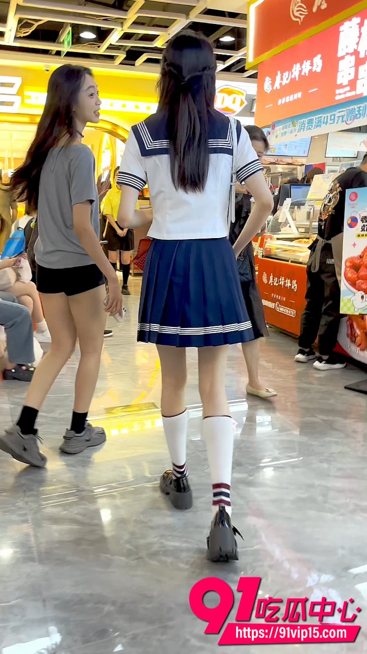 KFC商场抄底JK水手服超美学生妹 短裙M字腿劈开露蓝色内裤 修长美腿裙底臀部风光尽显