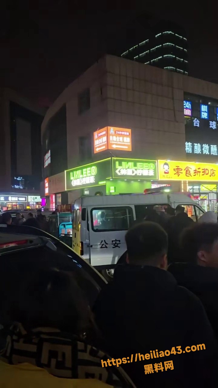 山东广饶水沐年华洗浴场所 突发警方扫黄打非行动 多名人员被带离引围观热议！