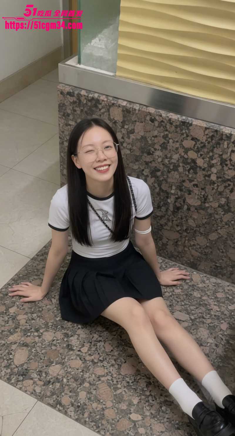 白嫩大学生 刘晓 楼梯口交自拍 1