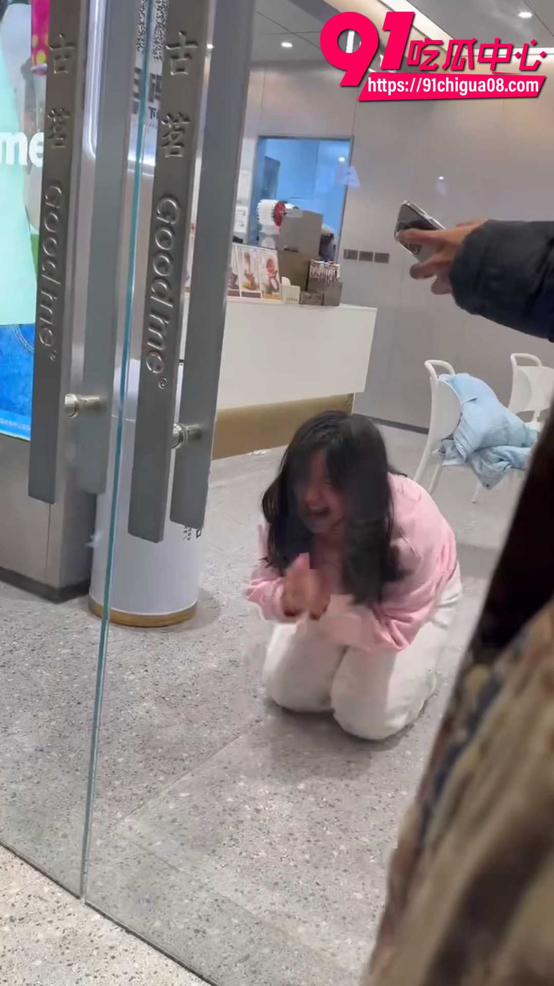 女子网恋分手情绪崩溃11 女子网恋分手情绪崩溃11