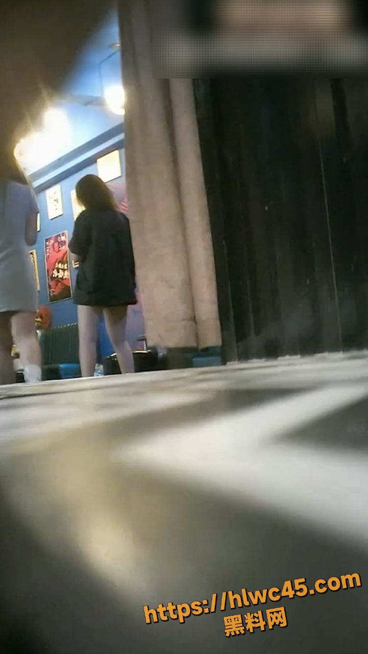 夜店女厕高清偷拍 高颜值小姐姐激情放尿全过程 逼脸同框反差十足