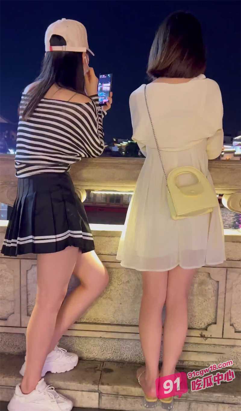抄底大神户外跟踪偷拍 女主播和闺蜜白皙美腿诱人 裙底风光美妙绝伦!