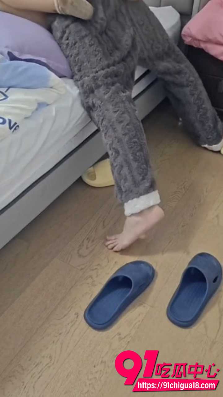 儿子偷拍妈妈洗澡后直接床上强上6 儿子偷拍妈妈洗澡后直接床上强上6
