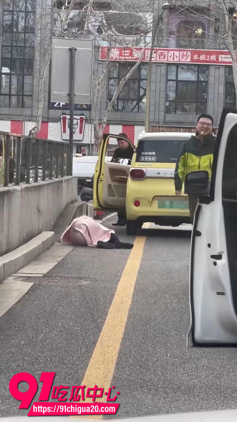 江苏扬州男司机和女司机发生剐蹭后扇了女的一巴掌3
