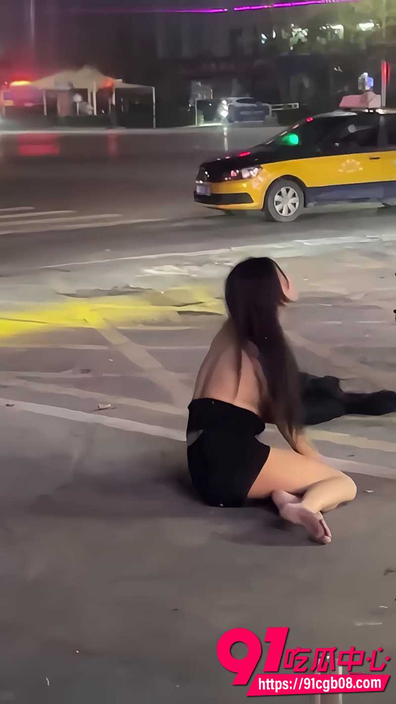 亳州夜市奇闻 老太太火眼金睛怒骂美人妖 当街开打撕衣服全裸大战!