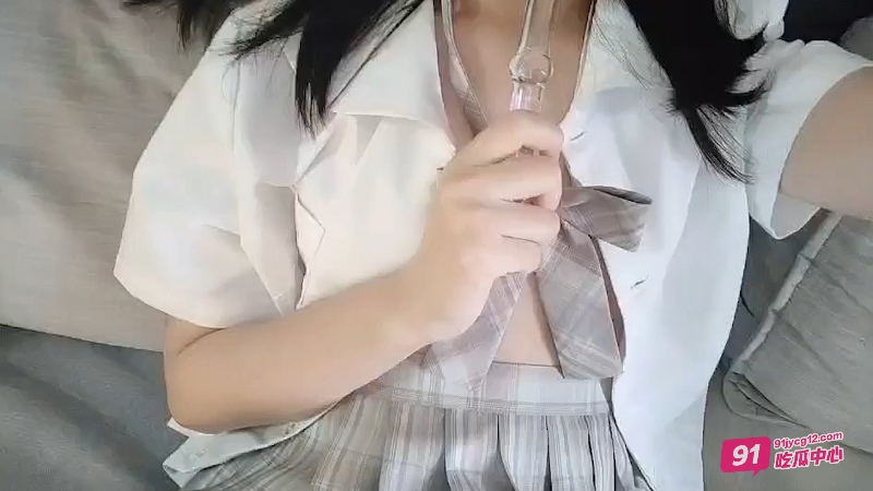 福利姬白桃露露古风制服诱惑合集 镜前大胆自慰粉嫩小穴！ 配图