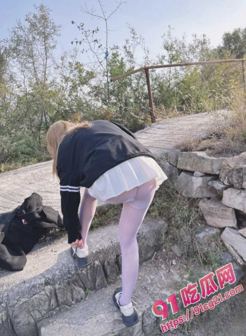 兄妹乱伦之妹妹穿上了白丝袜 用力太猛避孕套留在妹妹小穴里了！ 配图5