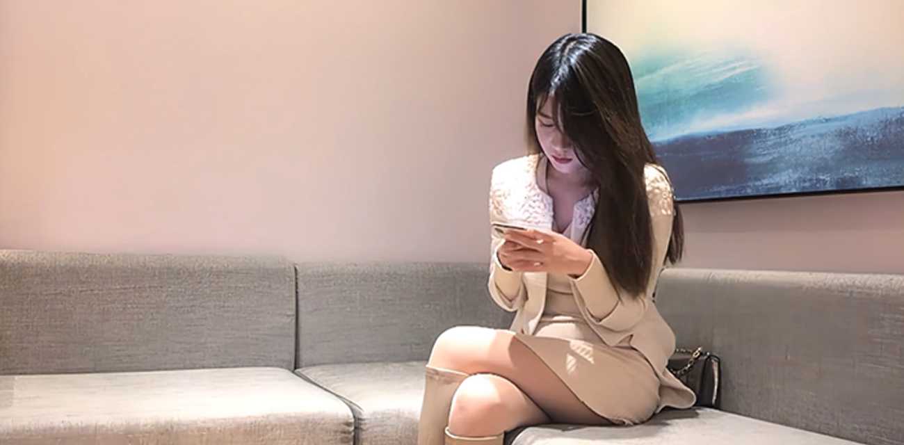 小宝寻花豪掷5000玩明星脸女神 沙发舌吻调情到床上激战 骑乘深喉娇喘声声撩人！
