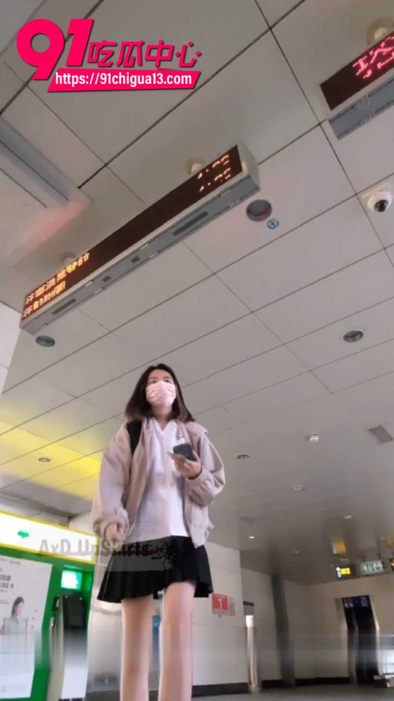 日本抄底大神极限偷拍JK学生妹裙底3