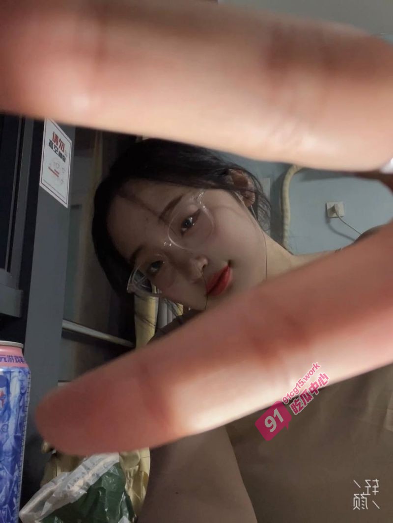 三好学生眼镜妹 被男友调教后 主动要求吃鸡巴 “我就想吃嘛”