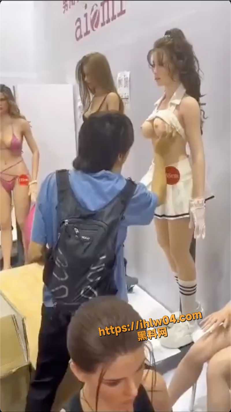 带领家人们观赏实体娃娃“到底 逼 不逼真”举个手看看多少人见过真的娃娃 不许害羞！