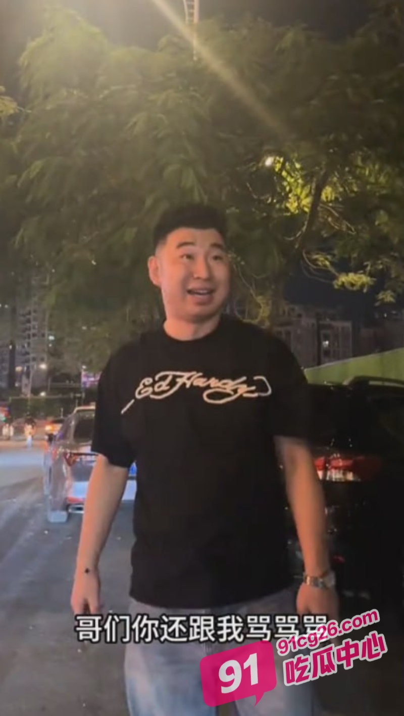 你这一身衣服值50块钱吗?男子开老款CC路怒美式拦截特斯拉 并辱骂对方是穷逼!