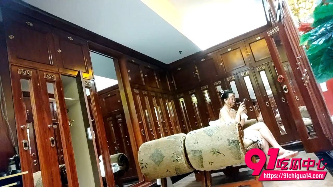 洗浴会所女更衣室偷拍4 洗浴会所女更衣室偷拍4