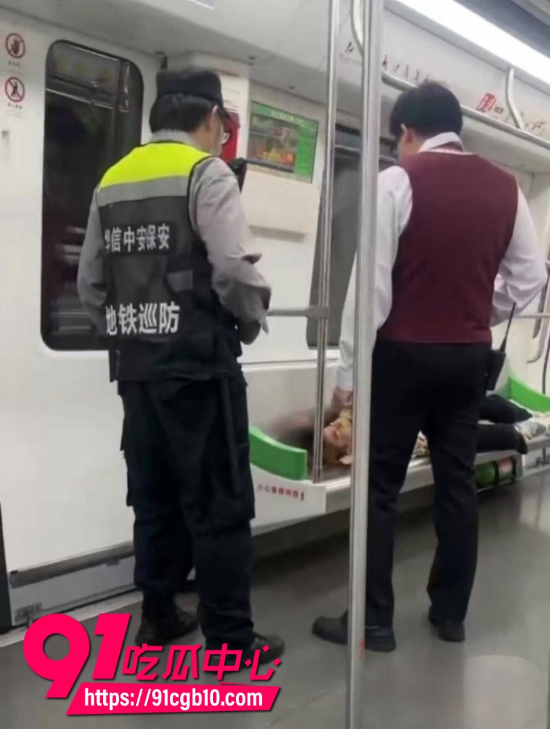 南宁地铁一男子喝醉酒在地铁上打飞机6