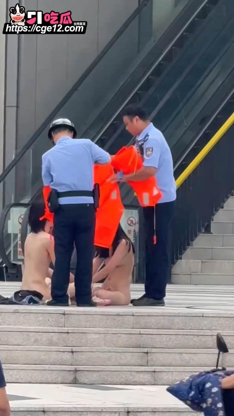 浙江宁波 一对男女在街头全裸炼心经 6