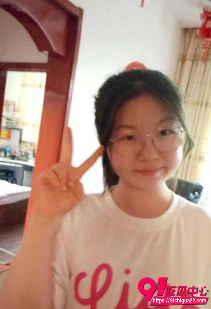 合肥三中高三眼镜妹王雅萱 笔记本激情视频泄露 一个人在家骚气四溢！